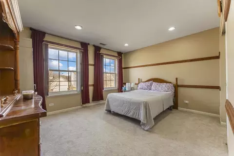 Bedroom - 6085 Irene Dr, Hoffman Estates, IL 60192 photo 5 of 8