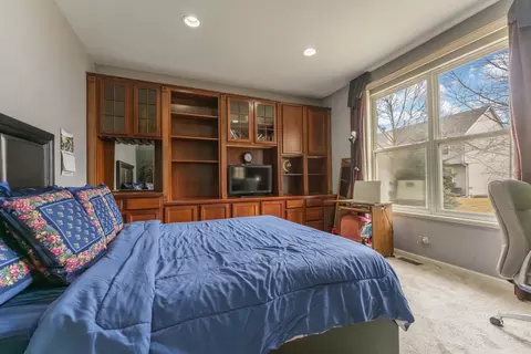 Bedroom - 6085 Irene Dr, Hoffman Estates, IL 60192 photo 1 of 8