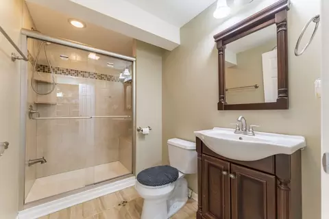 Bath - 6085 Irene Dr, Hoffman Estates, IL 60192 photo 5 of 5