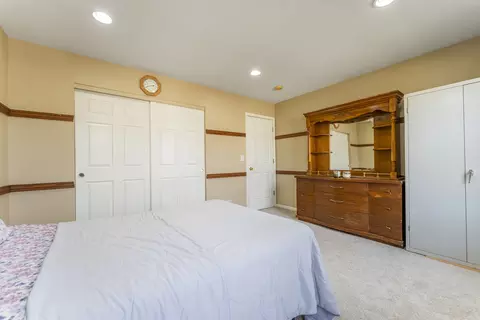 Bedroom - 6085 Irene Dr, Hoffman Estates, IL 60192 photo 6 of 8