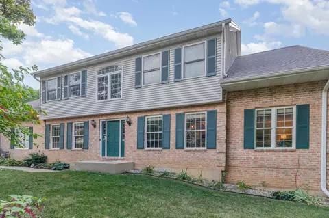 1352 Laurel Oaks Dr, Streamwood, IL 60107