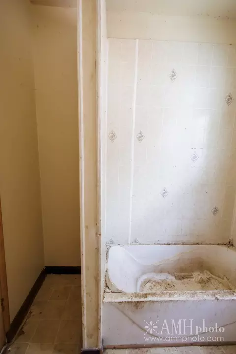 Bath - 360 S Elm Ave, Kankakee, IL 60901 photo 2 of 2