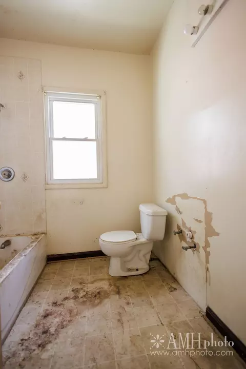 Bath - 360 S Elm Ave, Kankakee, IL 60901 photo 1 of 2
