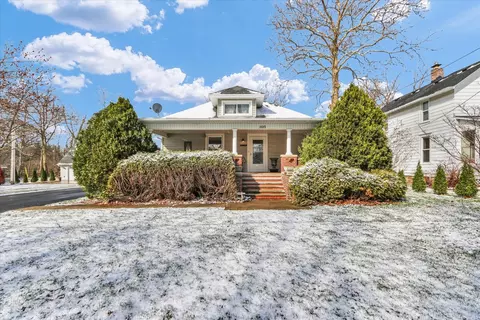105 S Division St, Mahomet, IL 61853