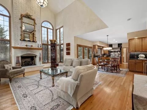 Living - 15 W601 81st St, Burr Ridge, IL 60527 photo 2 of 5