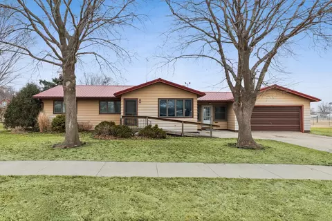102 8th St, Dewitt, IA 52742