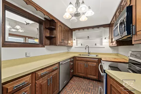 Kitchen - 330 S Maple St, Itasca, IL 60143 photo 2 of 5