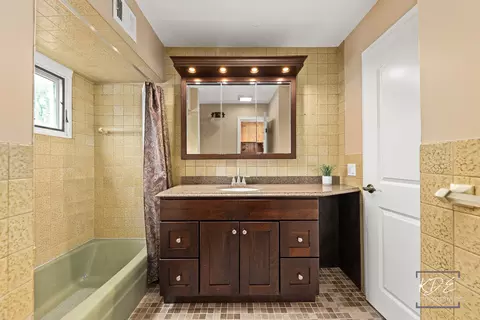 Bath - 330 S Maple St, Itasca, IL 60143 photo 3 of 5