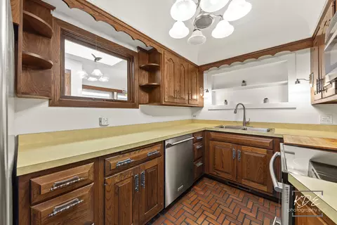 Kitchen - 330 S Maple St, Itasca, IL 60143 photo 4 of 5