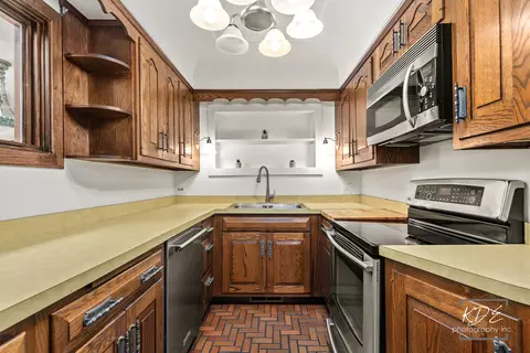 Kitchen - 330 S Maple St, Itasca, IL 60143 photo 3 of 5