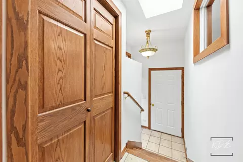 Entry Way - 330 S Maple St, Itasca, IL 60143 photo 4 of 4