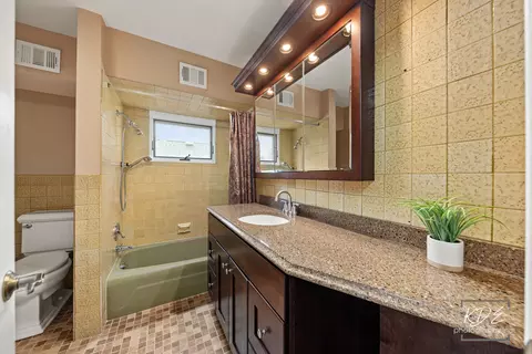 Bath - 330 S Maple St, Itasca, IL 60143 photo 4 of 5