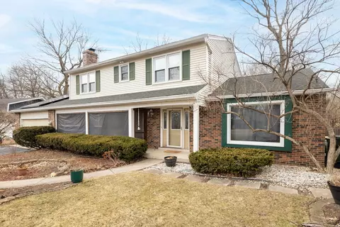 23 W100 Kings Ct, Glen Ellyn, IL 60137