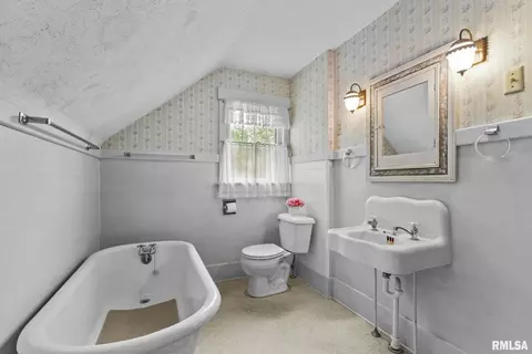 Bath - 217 40th St, Moline, IL 61265 photo 1 of 1