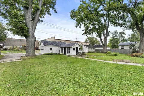 Exterior - 217 40th St, Moline, IL 61265 photo 7 of 9