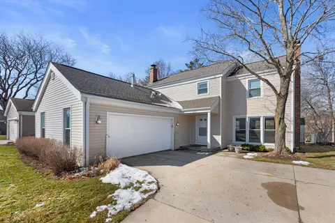924 Shambliss Ln, Buffalo Grove, IL 60089