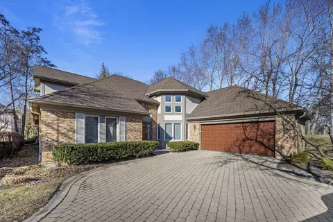 556 Rivershire Pl, Lincolnshire, IL 60069