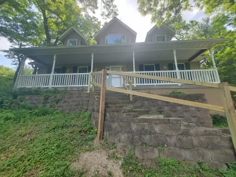 945 Waverly Rd, Davenport, IA 52804