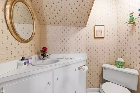 Bath - 1222 E 56th St, Chicago, IL 60637 photo 1 of 3