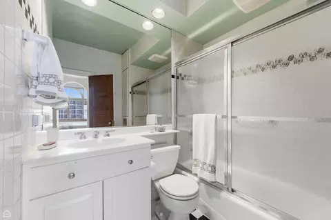 Bath - 1222 E 56th St, Chicago, IL 60637 photo 2 of 3