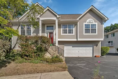 2750 Shelly Ln, Aurora, IL 60504