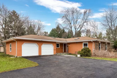 4 Amy Dr, Oswego, IL 60543