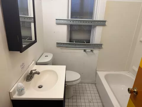 Bath - 9329 S Colfax Ave, Chicago, IL 60617 photo 1 of 2