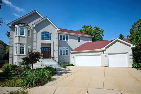 17 W060 Burr Oak Ln, Willowbrook, IL 60527