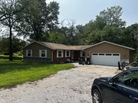 5 Valley View Dr, Blue Grass, IA 52726