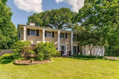 182 Blueberry Rd, Libertyville, IL 60048