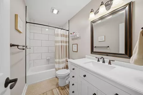 Bath - 11 N215 Capulet Cir, Elgin, IL 60124 photo 3 of 3