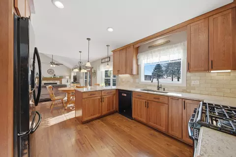 Kitchen - 11 N215 Capulet Cir, Elgin, IL 60124 photo 2 of 2