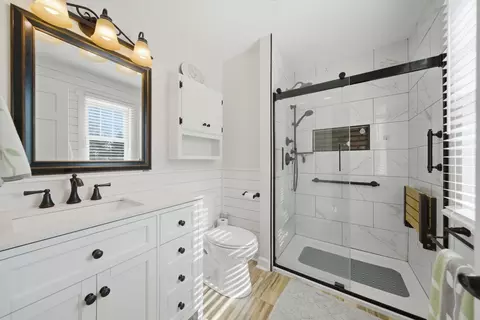 Bath - 11 N215 Capulet Cir, Elgin, IL 60124 photo 2 of 3