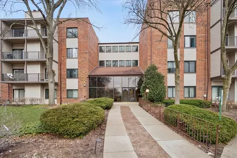 3030 Pheasant Creek Dr #402, Northbrook, IL 60062
