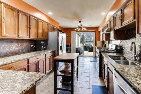 1075 Apricot St, Hoffman Estates, IL 60169 photo 7