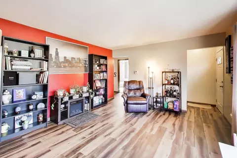 1075 Apricot St, Hoffman Estates, IL 60169 photo 3