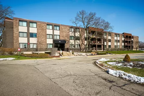 450 Raintree Ct #3B, Glen Ellyn, IL 60137