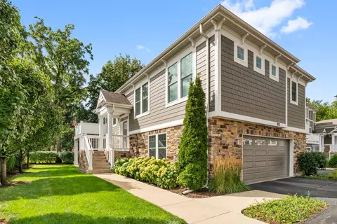 826 Chestnut St, Deerfield, IL 60015