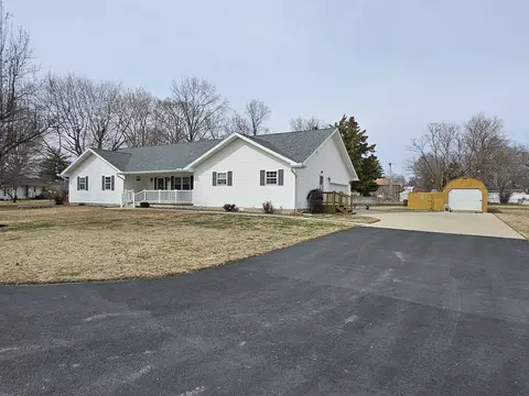 204 W Greenwalt St, Wayne City, IL 62895