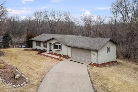 607 Reynolds St, Le Claire, IA 52753