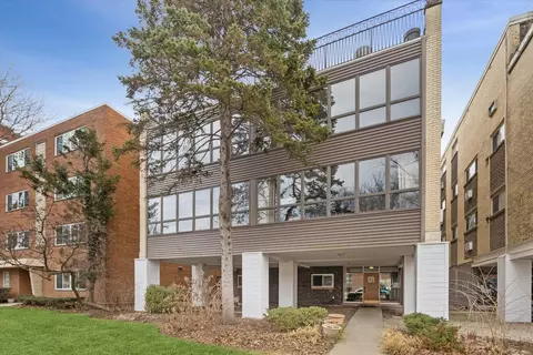 2726 Central St #2D, Evanston, IL 60201