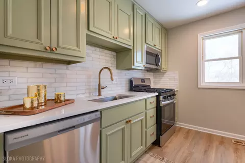 Kitchen - 305 E Country Dr, Bartlett, IL 60103 photo 2 of 3