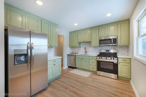 Kitchen - 305 E Country Dr, Bartlett, IL 60103 photo 1 of 3