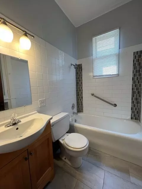 Bath - 532 South St, Elgin, IL 60123 photo 1 of 3