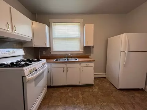 Kitchen - 532 South St, Elgin, IL 60123 photo 4 of 9