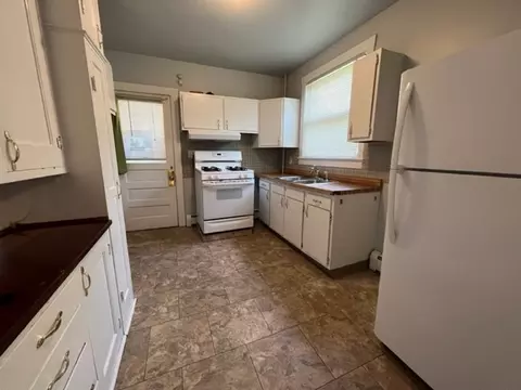 Kitchen - 532 South St, Elgin, IL 60123 photo 3 of 9