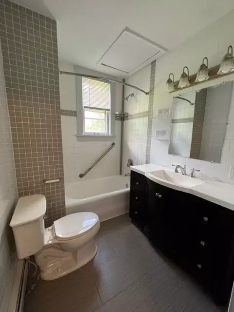 Bath - 532 South St, Elgin, IL 60123 photo 2 of 3