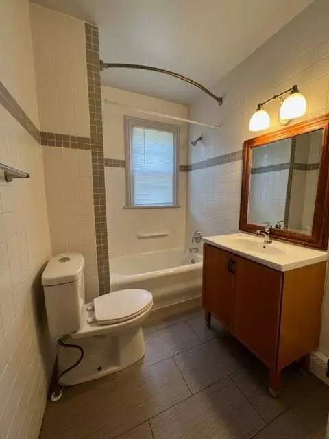 Bath - 532 South St, Elgin, IL 60123 photo 3 of 3