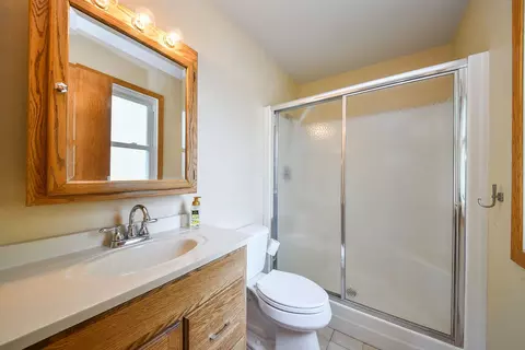 Bath - 671 Coral Ave, Bartlett, IL 60103 photo 2 of 3