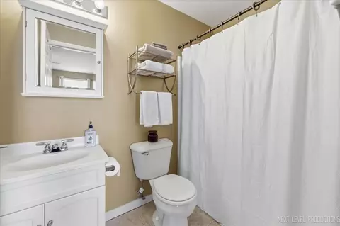 Bath - 1015 Reserve Dr, Elgin, IL 60124 photo 3 of 3